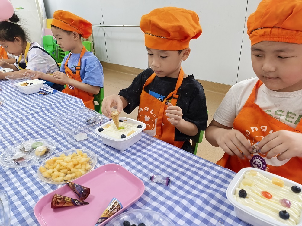 6月1日，广西壮族自治区柳州市鱼峰区红锋社区关工小组开展主题六一烘焙活动（1）1.jpg