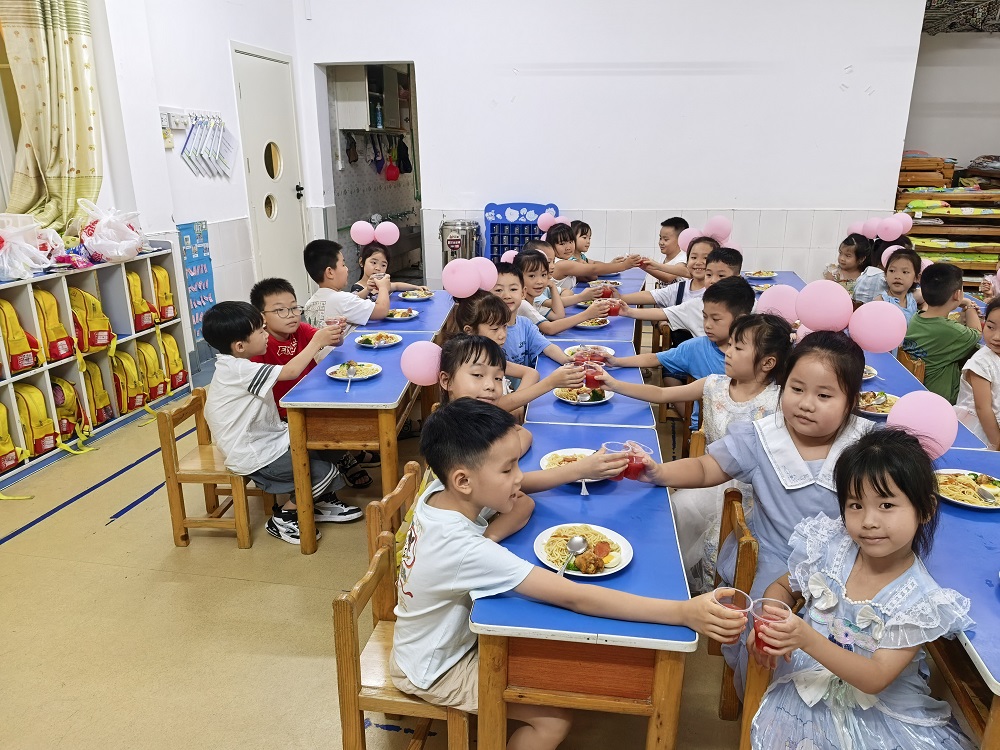 6月1日，广西壮族自治区柳州市鱼峰区红锋社区关工小组开展主题六一烘焙活动（2）1.jpg