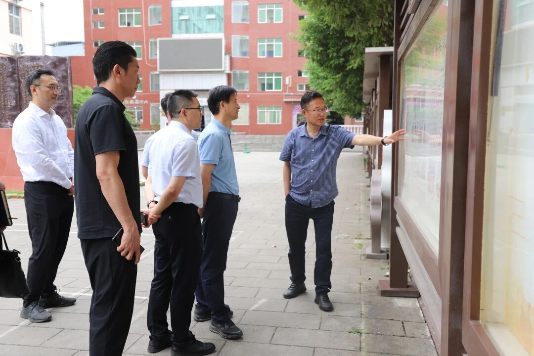 宁波市教育局、凉山州教体局到雷波中学调研“组团式”帮扶参观校园1.jpg