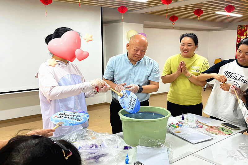 江苏省南京市玄武区梅园新村街道富贵山社区关工委开展漆扇DIY融合活动(1).jpg