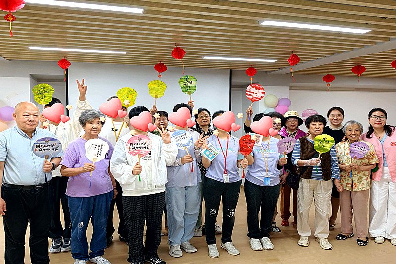 江苏省南京市玄武区梅园新村街道富贵山社区关工委开展漆扇DIY融合活动(2).jpg