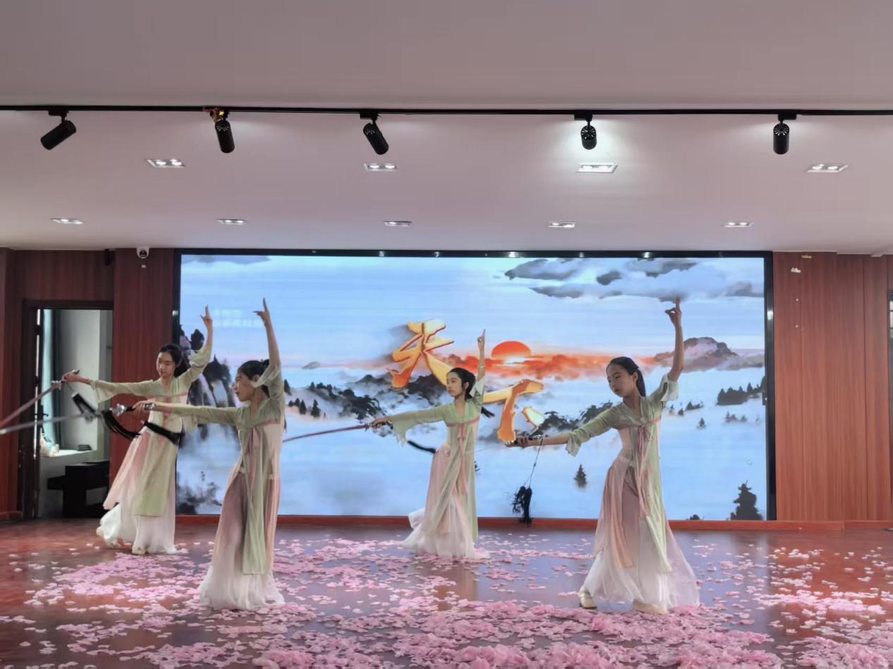 屏校演2.jpg