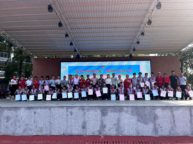 万秀区关工委为120名优秀学生和关爱儿童送上“六一”的节日慰问_副本.jpg
