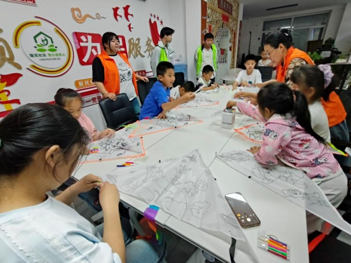 崔大姐爱心工作室开展儿童节关爱活动4_副本.png