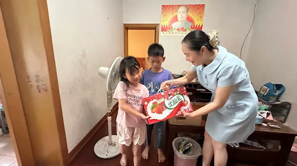 月30日，柳南区关工委来开展“情暖童心 爱满六一” 慰问低保家庭少年儿童活动，柳州市二级巡视员、柳南区关工委执行主任韦寒率“五老”志愿者入户走访慰问了13 户低保家庭的20名少年儿童2(潘勇).png