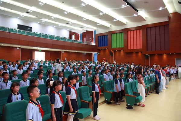鲈乡实验小学仲英校区举行“高举队旗跟党走 做新时代好少年”入队仪式3.jpg