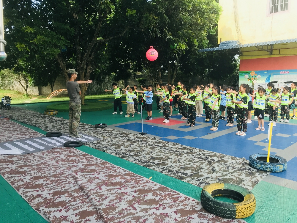 6月3日，广西壮族自治区柳州市鱼峰区蟠龙社区关工小组开展“小小交警”体验活动。1.jpg