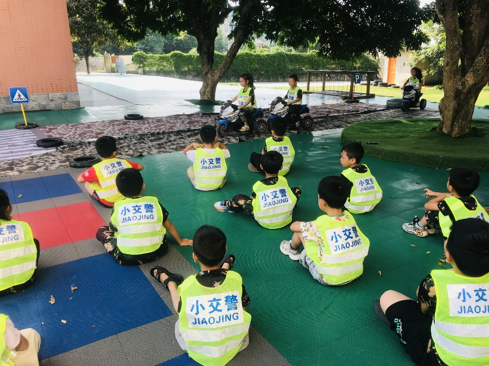6月3日，广西壮族自治区柳州市鱼峰区蟠龙社区关工小组开展“小小交警”体验活动。2.jpg
