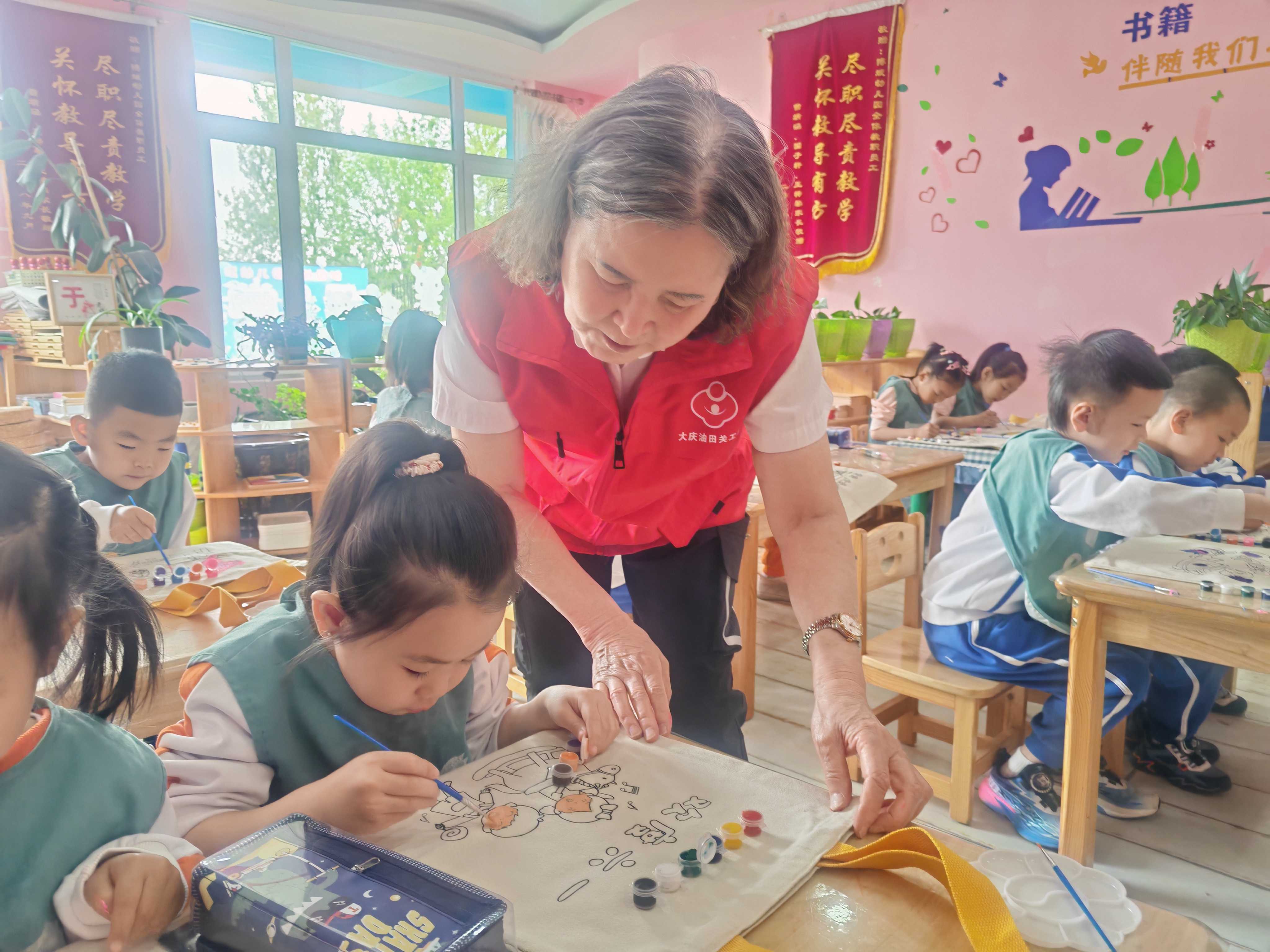 “五老”与孩子一起制作环保袋.jpg