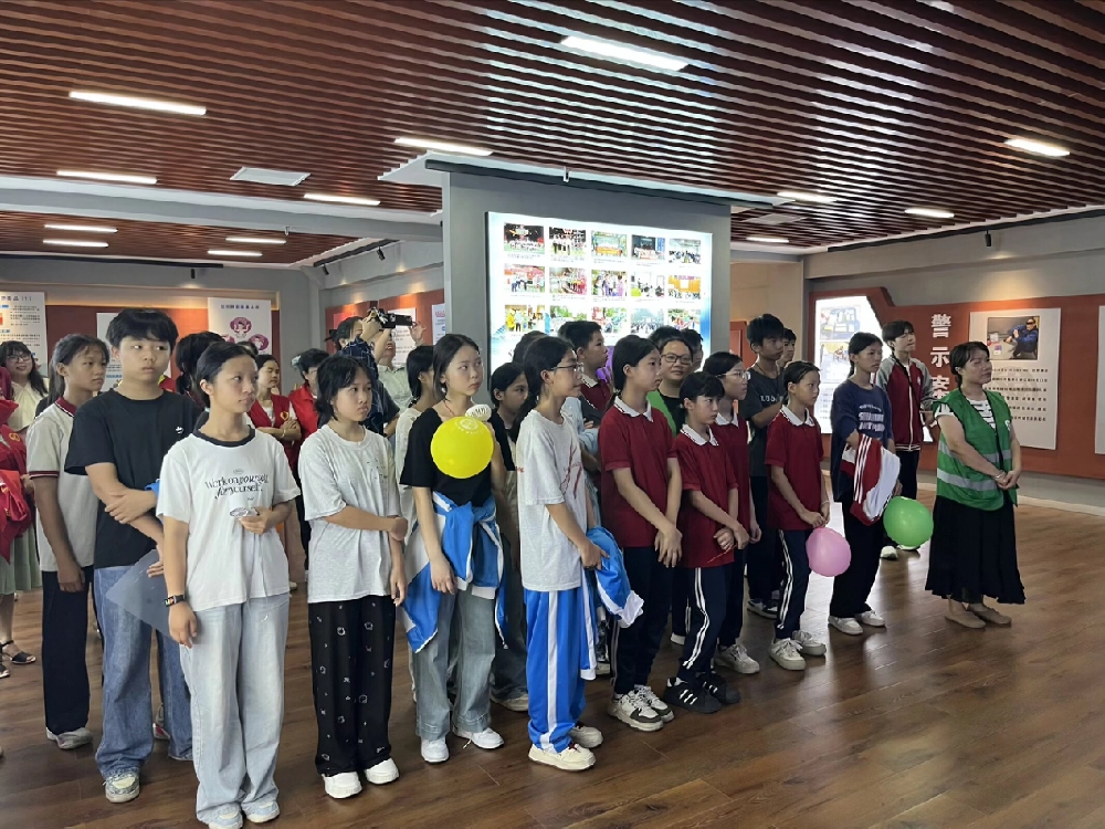 1780563965364288.jpg 2026年6月4日讲解员给同学们讲解毒品的危害.jpg