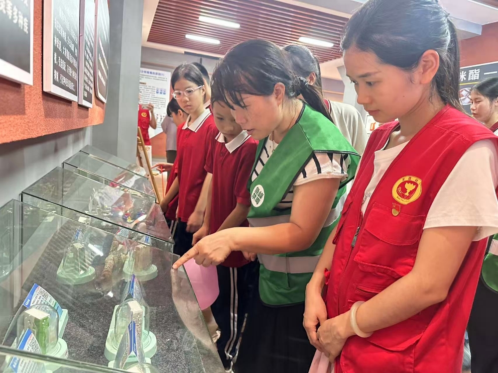 1780563974353674.jpg 2026年6月4日禁毒社工带领同学们参观新型毒品模型.jpg