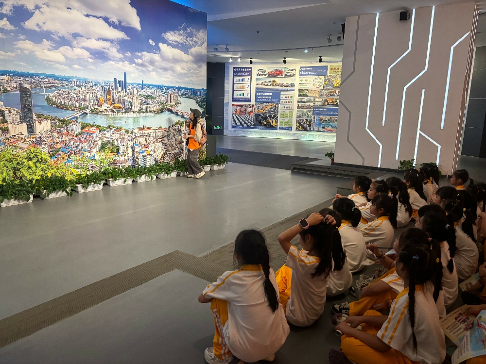 6月3日，广西壮族自治区柳州市鱼峰区天湖社区关工小组联合学校组织小学生走进柳州工业博物馆，开展“探寻龙城工业足迹，厚植少年家国情怀”主题研学活动2.jpg