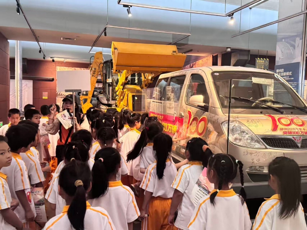 6月3日，广西壮族自治区柳州市鱼峰区天湖社区关工小组联合学校组织小学生走进柳州工业博物馆，开展“探寻龙城工业足迹，厚植少年家国情怀”主题研学活动4.jpg