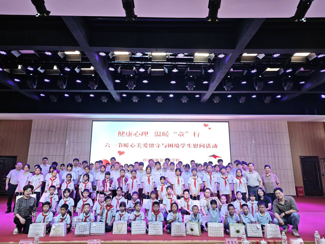 6-全体合影留念.jpg