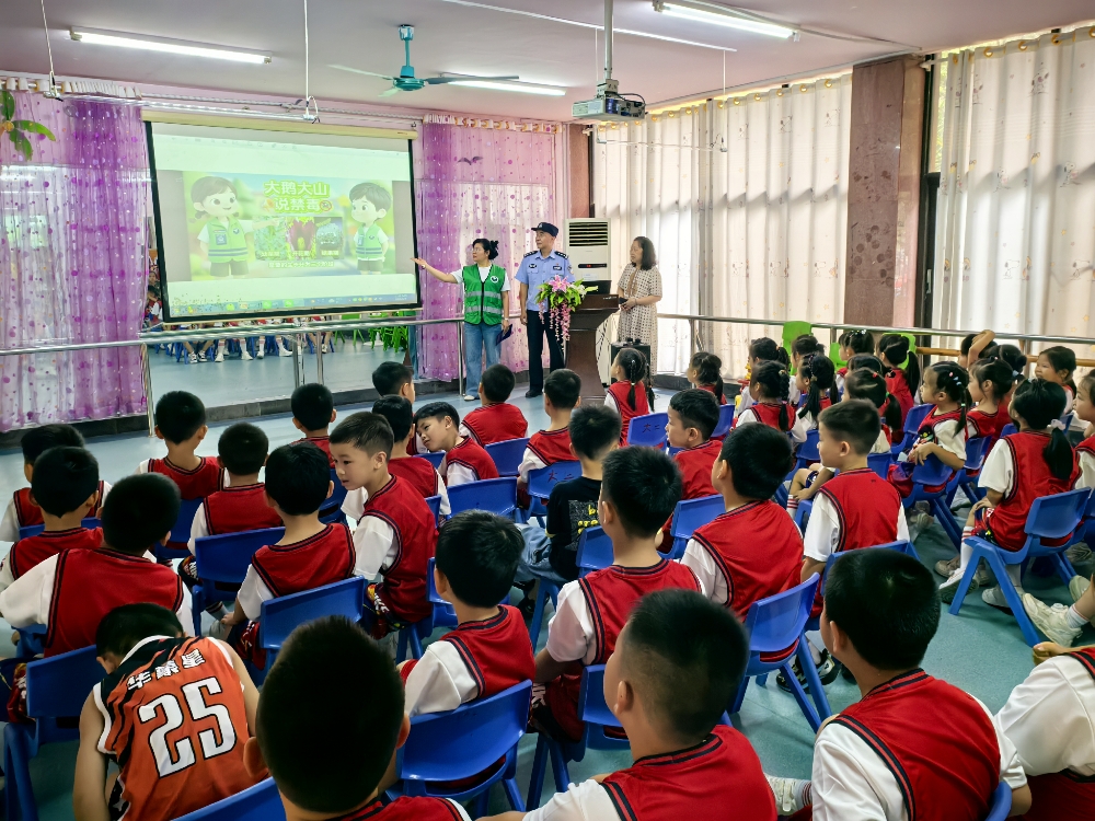【播下“无毒”种子，守护纯真童年】社区禁毒社工播放禁毒宣传动画短片给孩子们看.jpg