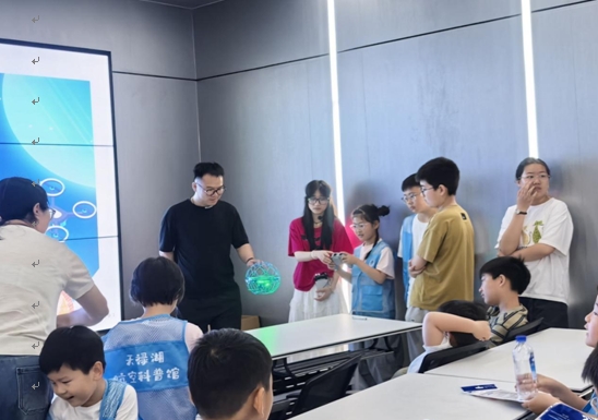 0杨庄社区关工委组织辖区亲子家庭走进泰州天禄湖航空科普馆，开展 “逐梦蓝天?智启航天” 主题航空科普亲子研学活动，.png
