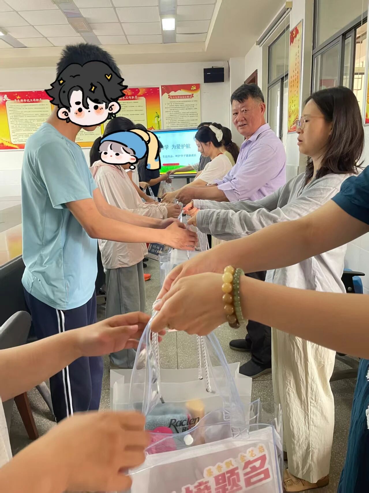 4一份暖心礼物：小物件承载大关爱.jpg