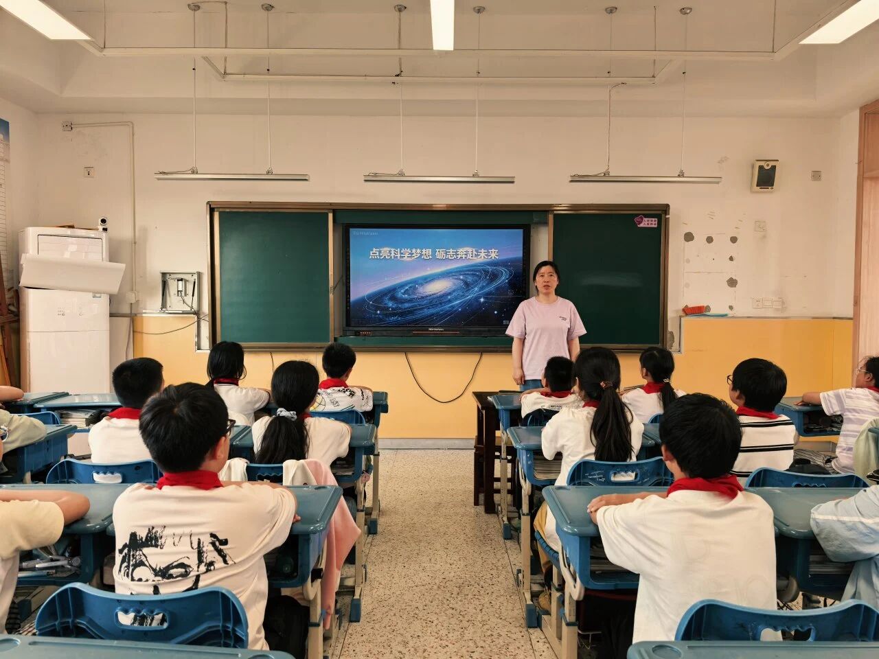 5一堂主题班会：科学梦想从这里启航.jpg