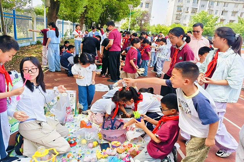 1780709333181865.jpg 江苏省南京市六合区冶山中心小学关工委举办“红十字博爱周”爱心义卖活动(2).jpg