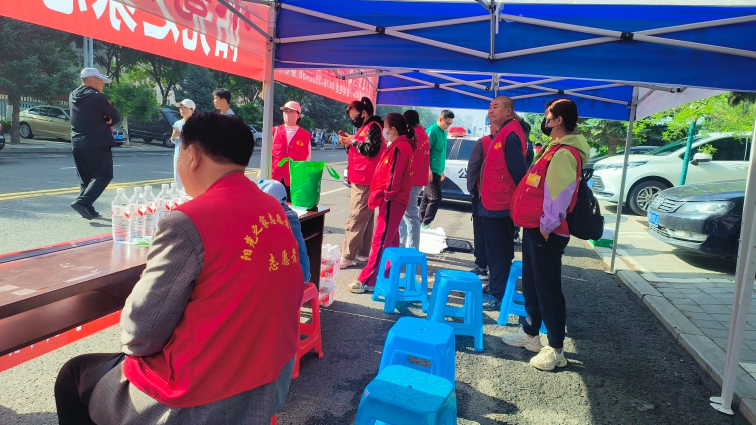 1780887025850218.jpg 平庄城区街道星海社区关工委携手阳光之家志愿者协会“五老”为高考助力活动照片5_副本.jpg