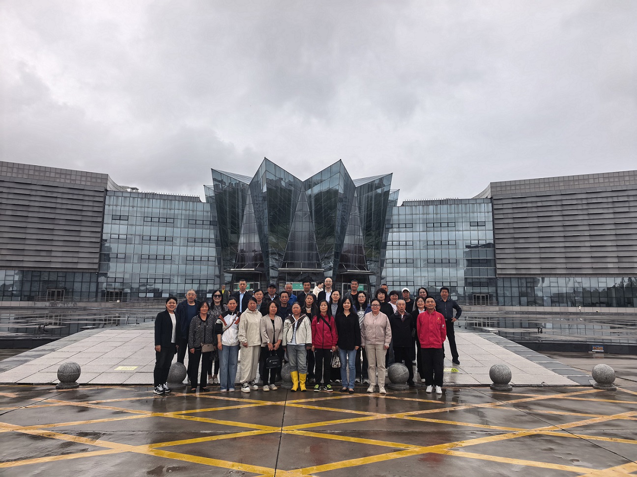 1780906657271591.jpg “观展聚力 传承奋进——中国石油大庆油田第二采油厂关工委开展参观石油科技馆活动”1.jpg