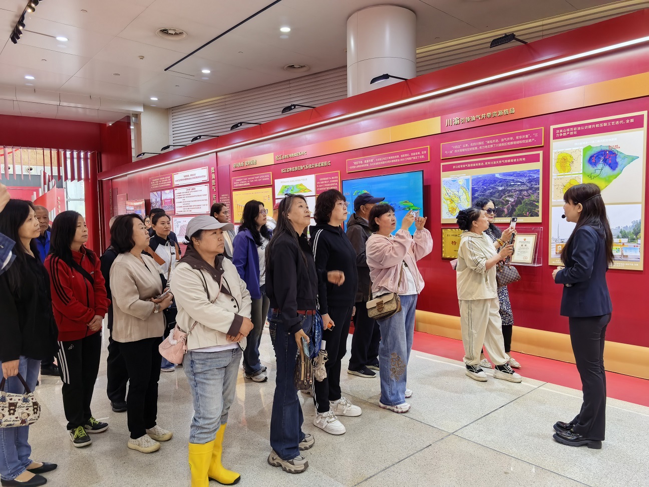 1780906672132219.jpg “观展聚力 传承奋进——中国石油大庆油田第二采油厂关工委开展参观石油科技馆活动”2.jpg
