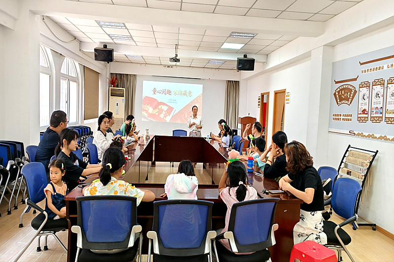 江苏省南京市玄武区梅园新村街道太平门社区关工委举办非遗宋锦手工体验活动(1).jpg