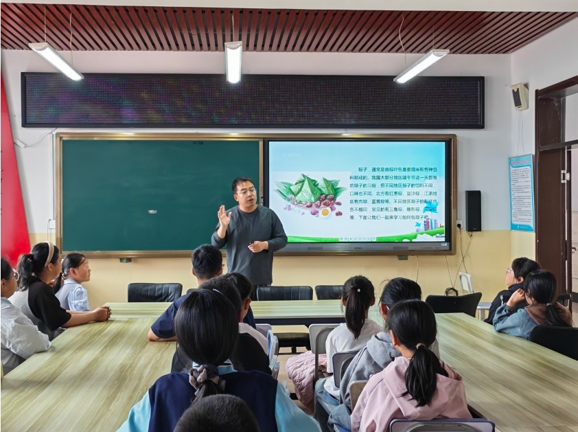 端午融思政 劳动育新人——拜泉县建国中心学校关工领导小组开展端午节主题实践活动1.jpg