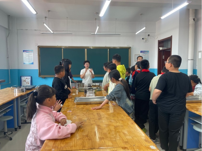 端午融思政 劳动育新人——拜泉县建国中心学校关工领导小组开展端午节主题实践活动2.jpg