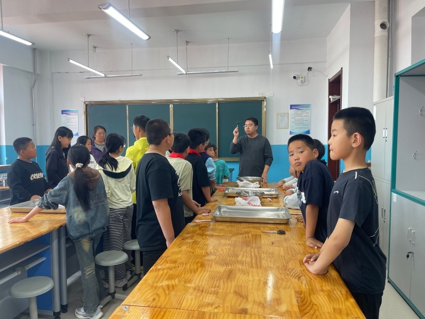 端午融思政 劳动育新人——拜泉县建国中心学校关工领导小组开展端午节主题实践活动3.jpg