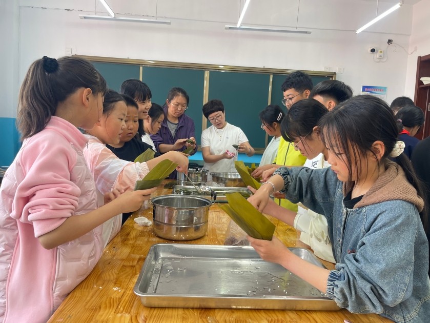 端午融思政 劳动育新人——拜泉县建国中心学校关工领导小组开展端午节主题实践活动5.jpg