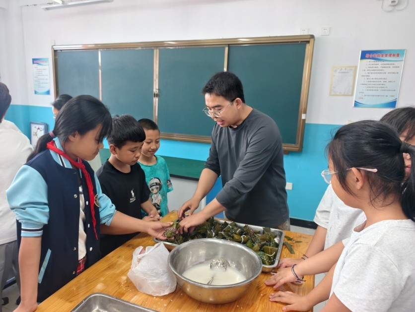 端午融思政 劳动育新人——拜泉县建国中心学校关工领导小组开展端午节主题实践活动6.jpg