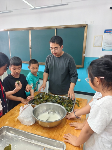 端午融思政 劳动育新人——拜泉县建国中心学校关工领导小组开展端午节主题实践活动7.jpg