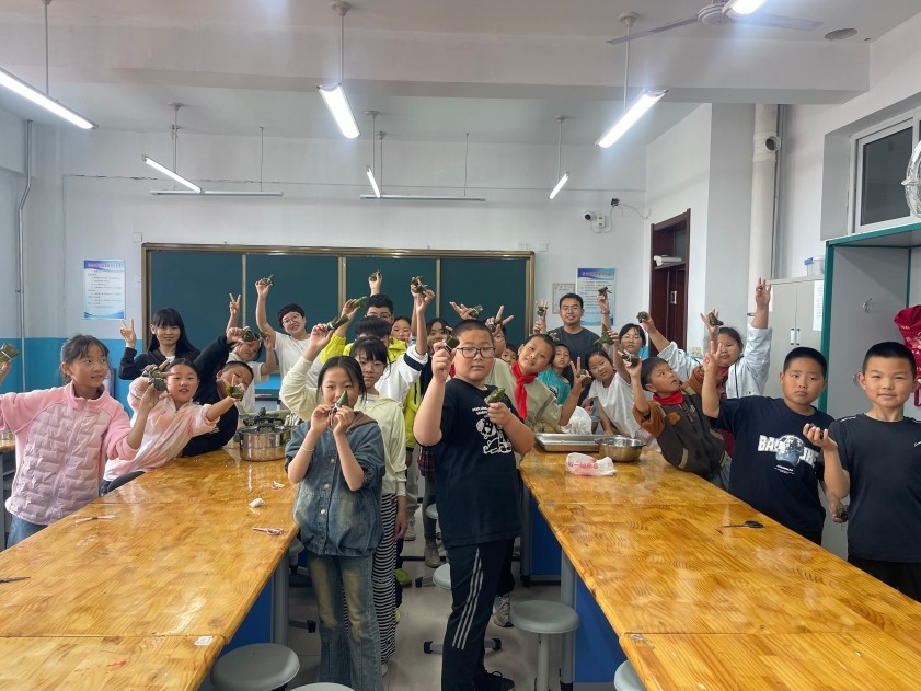端午融思政 劳动育新人——拜泉县建国中心学校关工领导小组开展端午节主题实践活动9.jpg