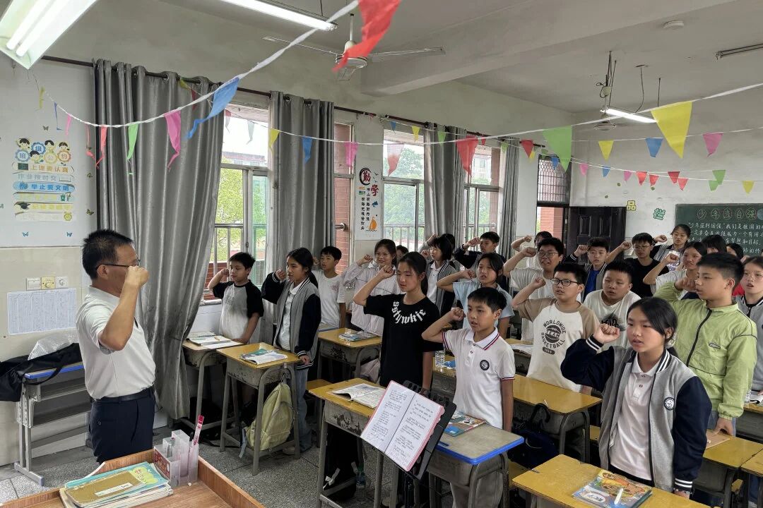 乐其高在高新三小授课照片.jpg