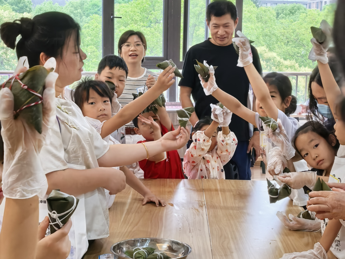 汉郡社区开展端午粽香话家风亲子活动3.jpg